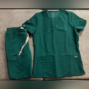 Figs Women’s Hunter Green Scrubs XS top/XXS bottoms
